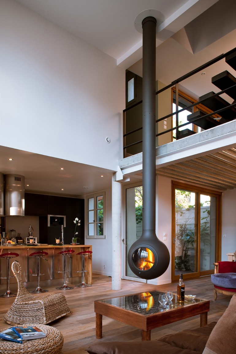 Интерьер гостиной со встроенным камином современного дизайна